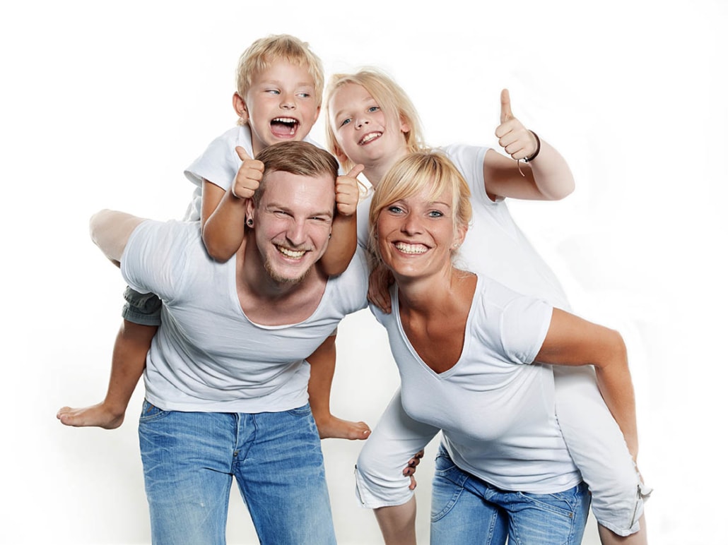 Familie mit zwei Kindern lachen